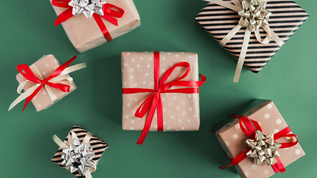 The Prettiest DIY Gift Wrapping Ideas Using Printable Art diy gift wrapping ideas 6
