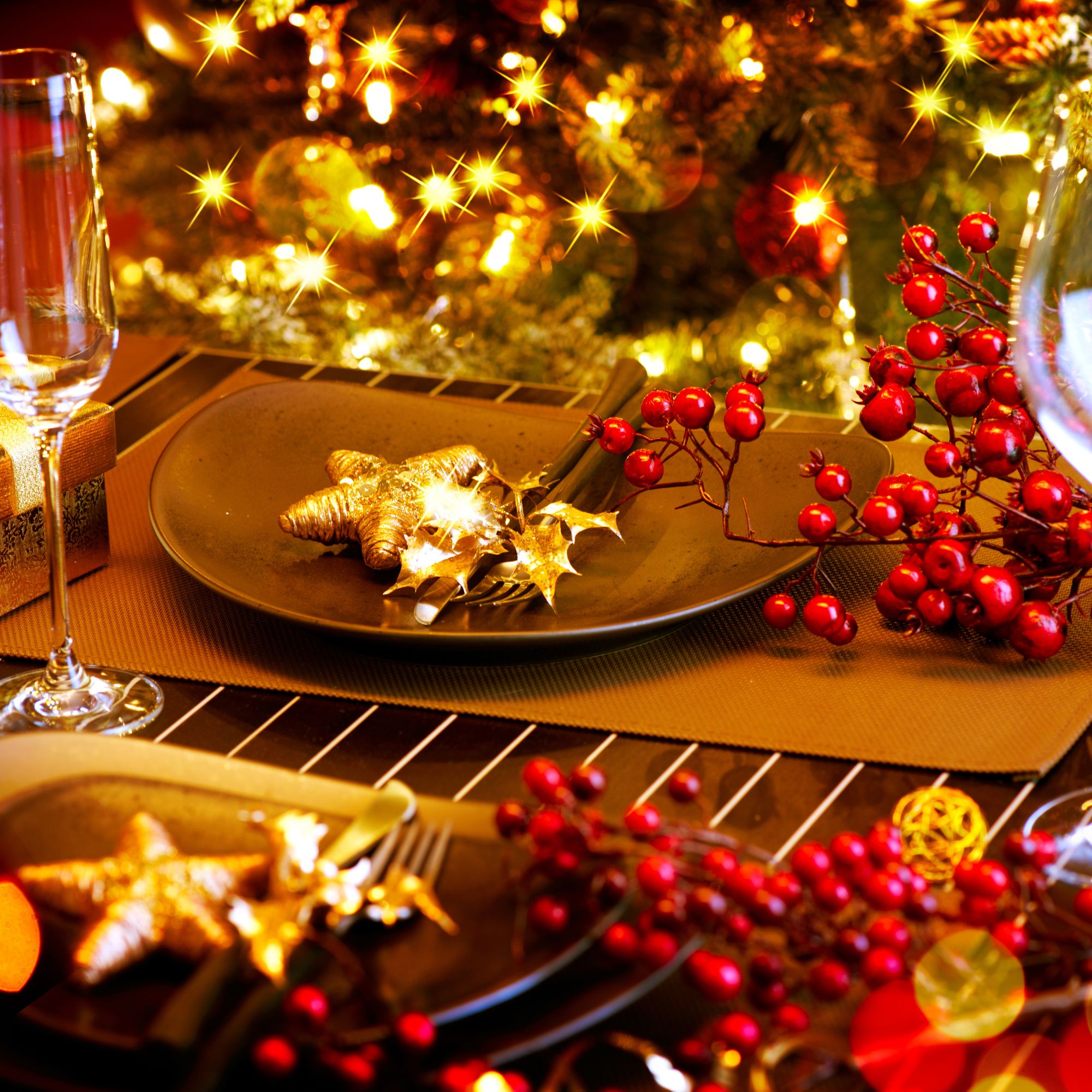 New Year’s Eve Dinner Party Decor at Home: An Intimate, Elegant Table and Bar Corner new year’s eve dinner 4